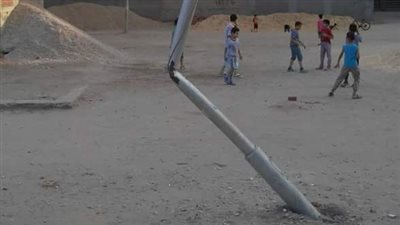 عامود إنارة مائل بـ 