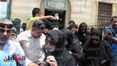 صور| فنانات يساندون بعضهم أثناء تشييع جثمان مديحة يسري من مسجد السيدة نفيسة
