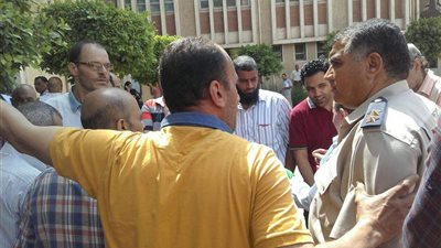 صور| مشاجرات بين معلمو الغربية ولجنة الاعتذارات.. والشرطه تنقذ الموقف