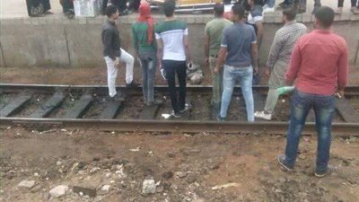 إصابة عامل اشتبكت ملابسه بـ