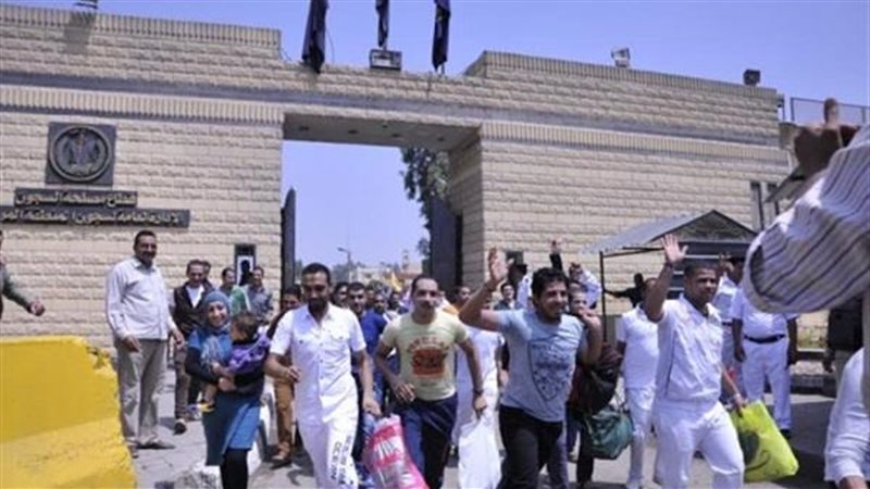 300 شاب على أعتاب