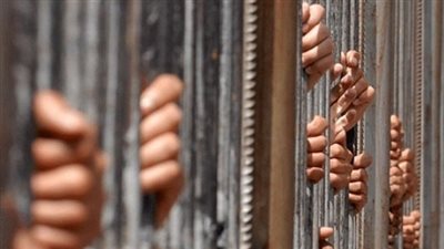 حبس 3 أشخاص 15يوما بتهمة تهريب سلع غذائية وسلاح عبر الأنفاق