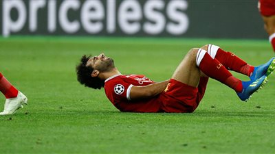 طبيب المنتخب يحدد فترة علاج صلاح بعد زيارته في اسبانيا 