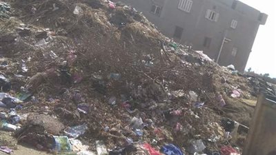 تراكم القمامة بجوار مسجد بنى عبيد بـ