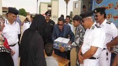 مدير أمن الإسماعيلية يوزع كراتين 