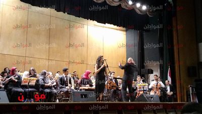 صور| فعاليات فنية على مسرح 