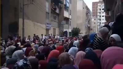 فيديو| الدروس الخصوصية نجاة أم هلاك.. تزاحم حتى الموت على مدرس بـ 