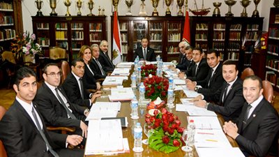 صور| محمد عمارة ساخرا من قرارات الخطيب: 