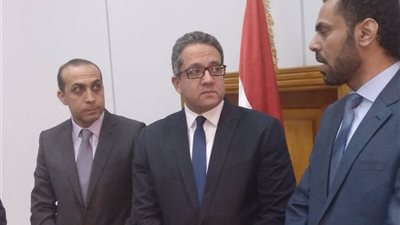 صور| وزير الآثار يوقع مذكرة تفاهم لتطوير السياحة الاسلامية بالدرب الأحمر