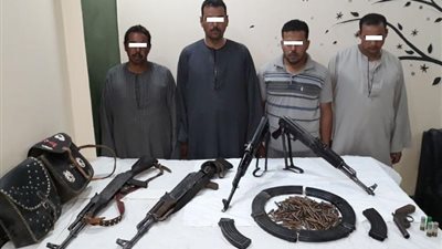ضبط 4 أشخاص وبحوزتهم 5 قطع أسلحة نارية وذخائر بـ