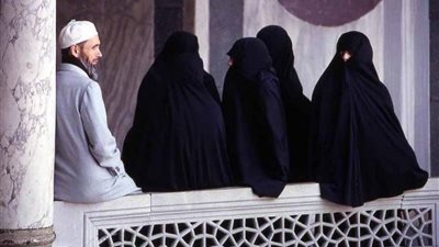 فيديو| أباح الله تعدد الزوجات.. فما حكم من تزوج على زوجته دون علمها؟