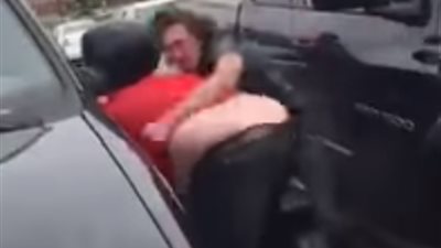 شاهد| رجل يلقن بدينا علقة ساخنة بطريقة غير طبيعية