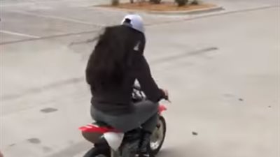 شاهد| نهاية مروعة لفتاة تقود دراجة نارية بسرعة غير طبيعية
