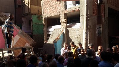 فيديو| لحظة إنهيار منزل على المواطنين في المنيا