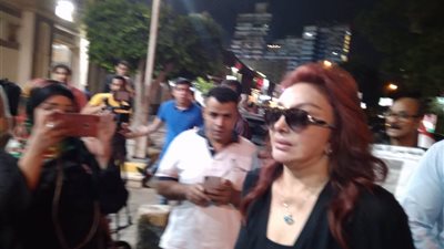صور| نبيلة عبيد في عزاء مديحة يسري بـ