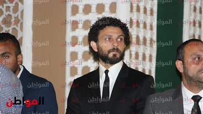 صور| حسام غالي في عزاء نجل محمد فضل