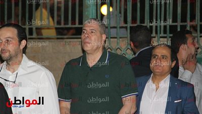صور| أحمد شوبير في عزاء نجل محمد فضل