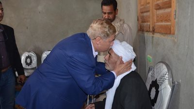 صور| محافظ الإسماعيلية يقدم العزاء لأسرة المجند هيكل عوض شهيد 
