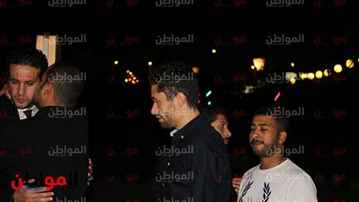 صور| حسام عاشور وكريم محمود عبد العزيز في عزاء نجل محمد فضل