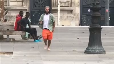 الفيديو| شاب يتزحلق على مياه أغرقت شارع كالجليد بطريقة مضحكة