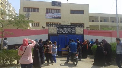 صور| تواجد أولياء الأمور بكثافة أمام لجان امتحانات الثانوية العامة 2018 بـ