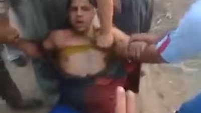 فيديو| الأهالي يلقنون لص تكاتك علقة موت 