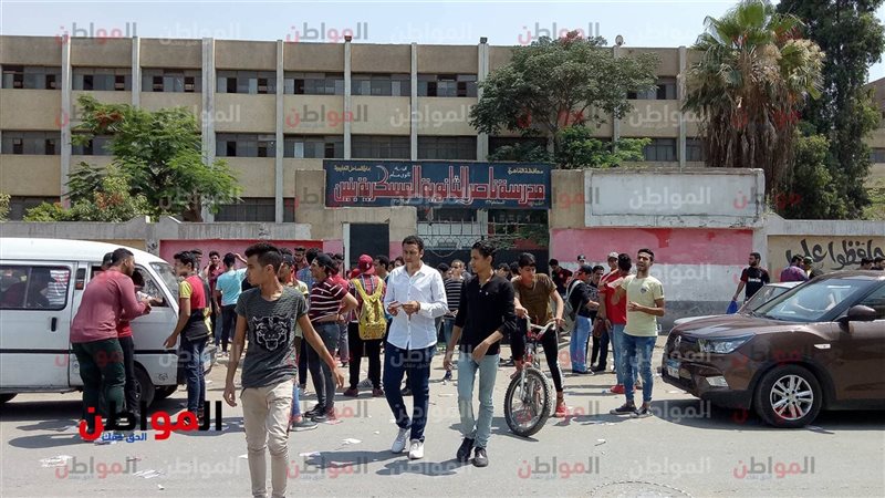 صورة من أمام مدرسة
