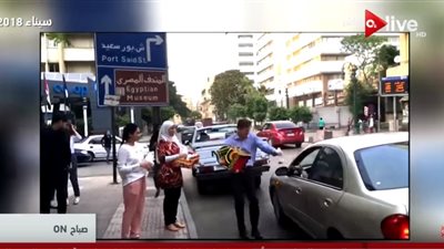 فيديو| السفير البريطاني يوزع التمر على الصائمين في شوارع العاصمة