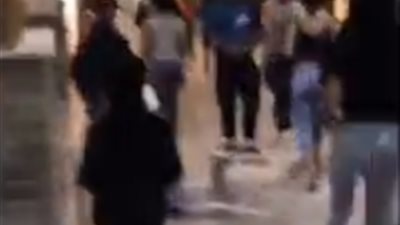 فيديو| مشاجرة عنيفة بين شباب وفتيات داخل مول تشعل 