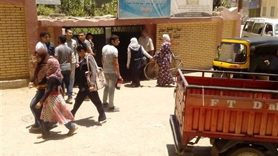 صور| حرارة الشمس لم تمنع أولياء الأمور الانتظار أمام لجان الثانوية 2018 بـ