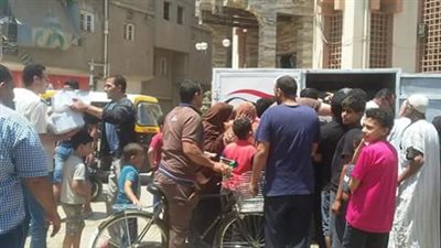 صور| إقبال كثيف على سيارات القوات المسلحة للسلع الغذائية بـ