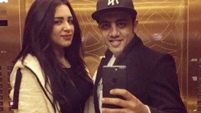 صور| أوس أوس وزوجته يؤديان مناسك العمرة