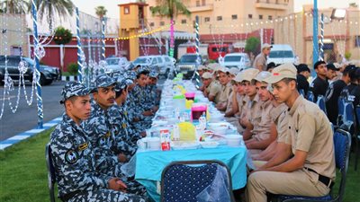 صور|محافظ كفرالشيخ يتناول الإفطار مع المجندين وأفراد الشرطة بـ
