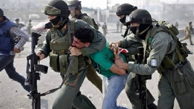 شاهد| الاحتلال يطلق الرصاص على رقبة طفل فلسطيني ويمنع الأهالي من مساعدته 