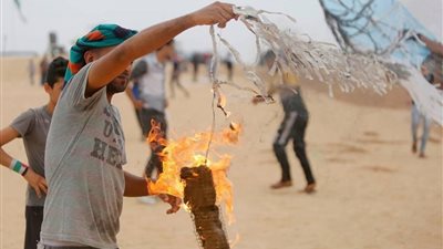 وزير الأمن الداخلي الإسرائيلي: النار هي سبيل مواجهة خطر الطائرات الورقية