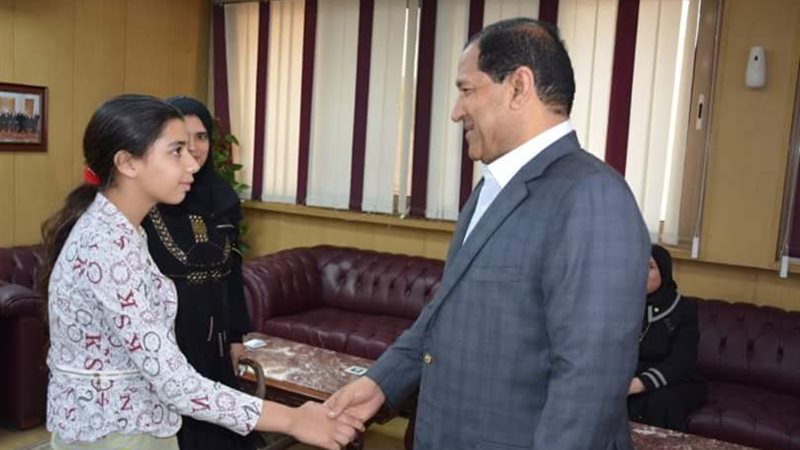 المحافظ اثناء استقبال