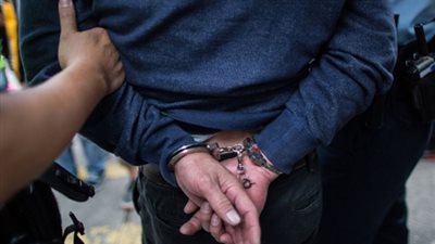 عاطل يفقأ عين بائع سمك بسبب خلافات سابقة بـ