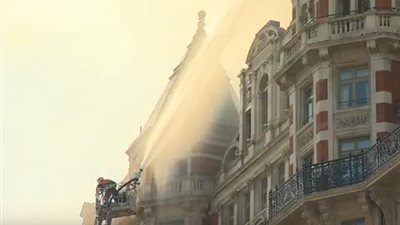 عاجل.. 100 سيارة إطفاء تشارك في محاولة السيطرة على حريق لندن