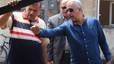 صور| رئيس حى غرب المنصورة يتفقد معدات النظافة بـ