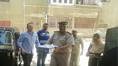 صور| الأمن يوزع كراتين رمضان على المواطنين بـ