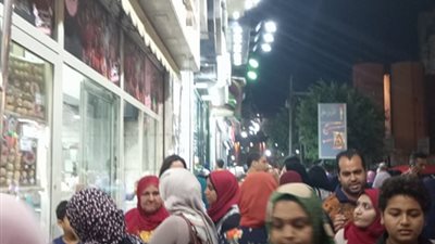صور| إقبال المواطنين على شراء مستلزمات العيد بـ