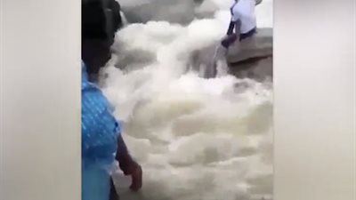 فيديو| شاهد لحظة غرق رجل في نهر بـ