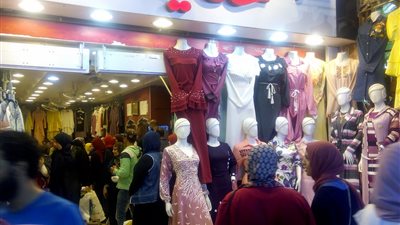 ألبوم صور| إقبال المواطنيين على شراء ملابس العيد بـ