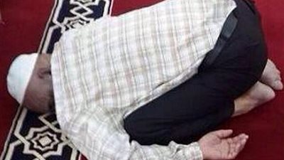 وفاة رجل ساجدًا بـ