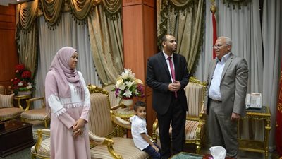 محافظ بورسعيد يكرم شاب كفيف لحصوله على درجة الماجستير