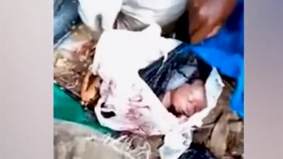 فيديو| إنقاذ طفل بعد دفنه على قيد الحياة في صندوق قمامة 