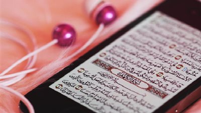 هل يقل ثواب من يقرأ القرآن الكريم من الموبايل؟