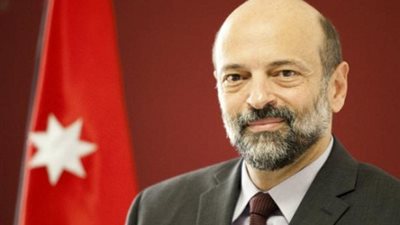 رئيس وزراء الأردن الجديد يدعو إلى وقف الاحتجاجات بعد سحب قانون الضريبة