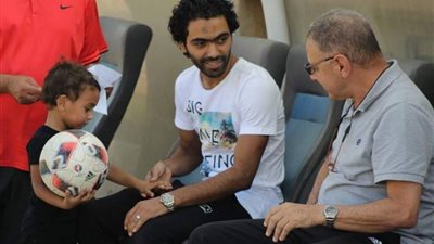 صور| حسين الشحات ونجليه في تدريبات المقاصة