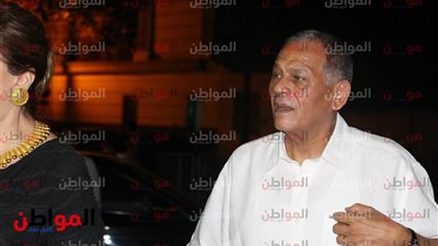 صور| السادات وزوجته يصلان عزاء أحمد سعيد بـ